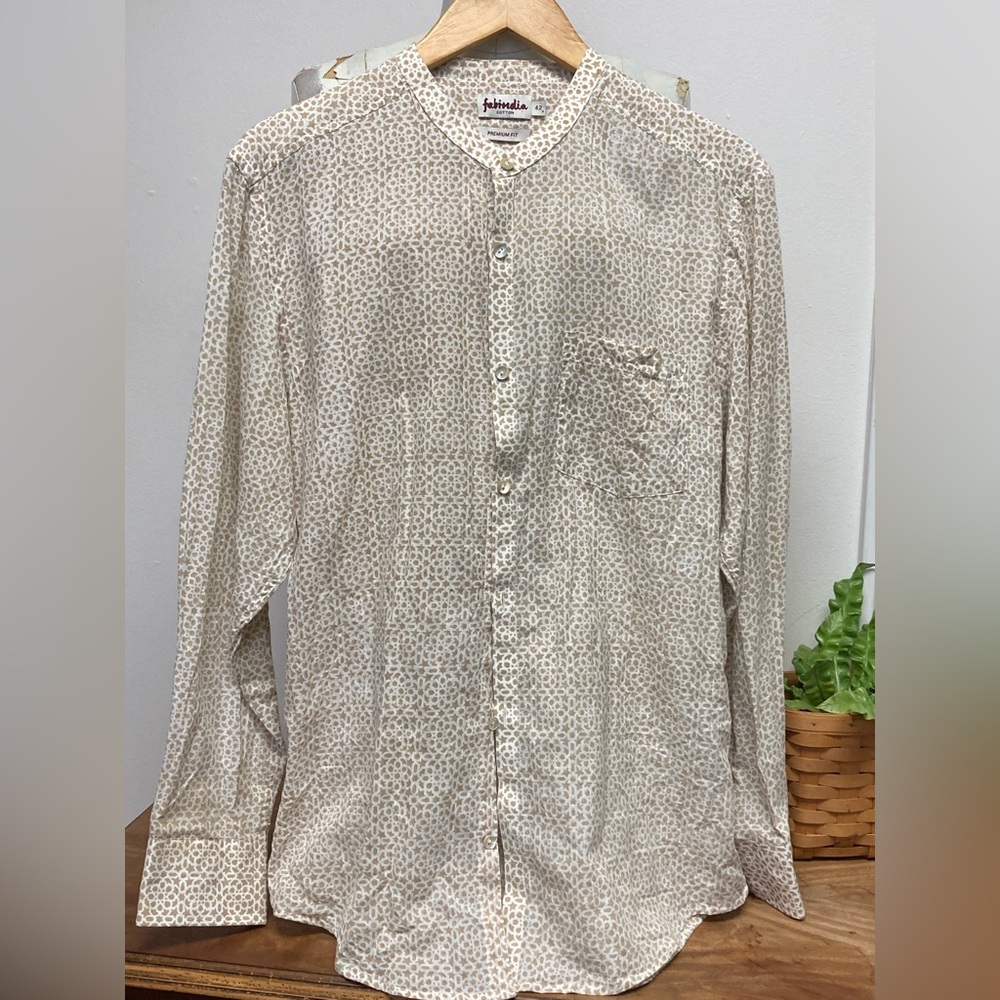Fabindia cotton mens shirt. Off white with yellow ocre design. Medium 42